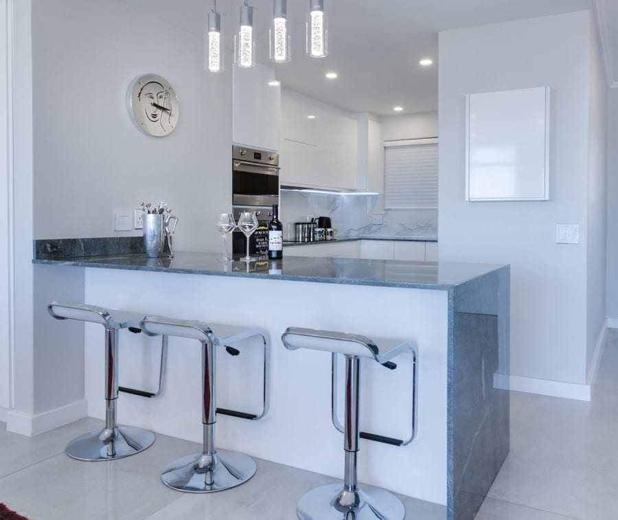 Σκαμπό κουζίνας μπροστά από έναν πάγκο από γρανίτη