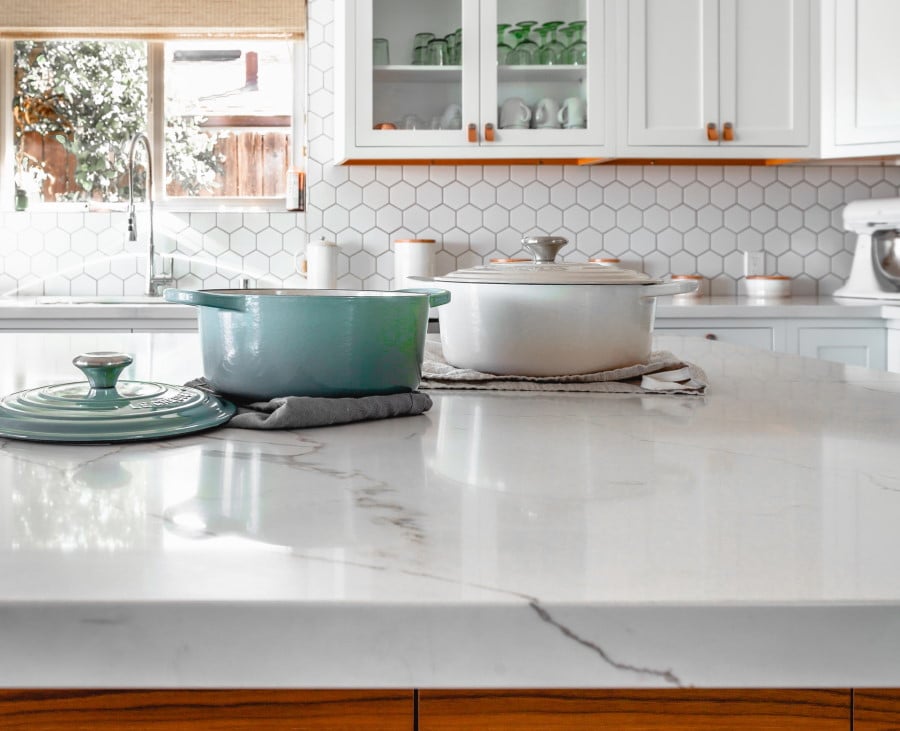 Πάγκος κουζίνας από κοντά με κατσαρόλες επάνω