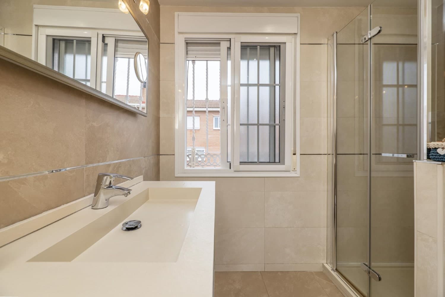 μεγαλο παράθυρο μπάνιου