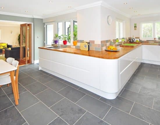 μοντέρνα κουζίνα ανοιχτή προς το σαλόνι μετά από ανακαίνιση