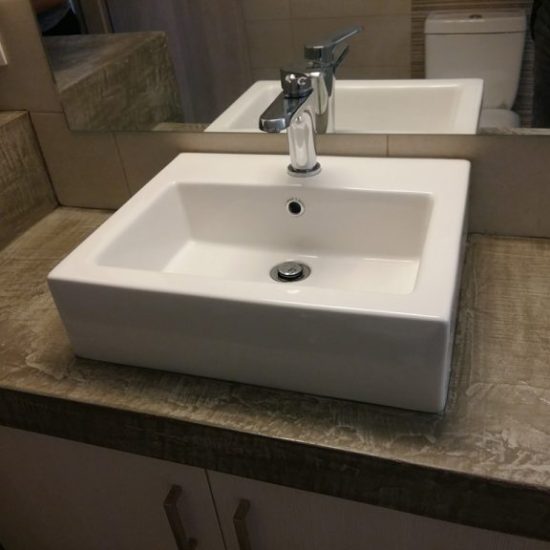 Χτιστό έπιπλο μπάνιου με πατητή τσιμεντοκονία και νιπτήρα