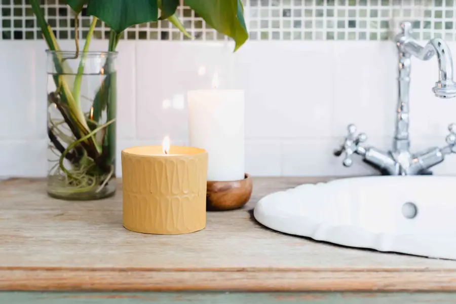 διακόσμηση μπάνιου με κερί και νιπτήρα σε χαλαρωτικό spa στυλ