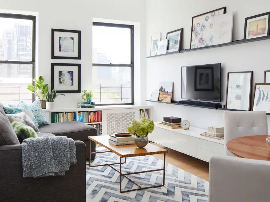 μικρό σαλόνι με έξυπνη διαρρύθμιση και μοντέρνα διακόσμηση σε περιορισμένο χώρο