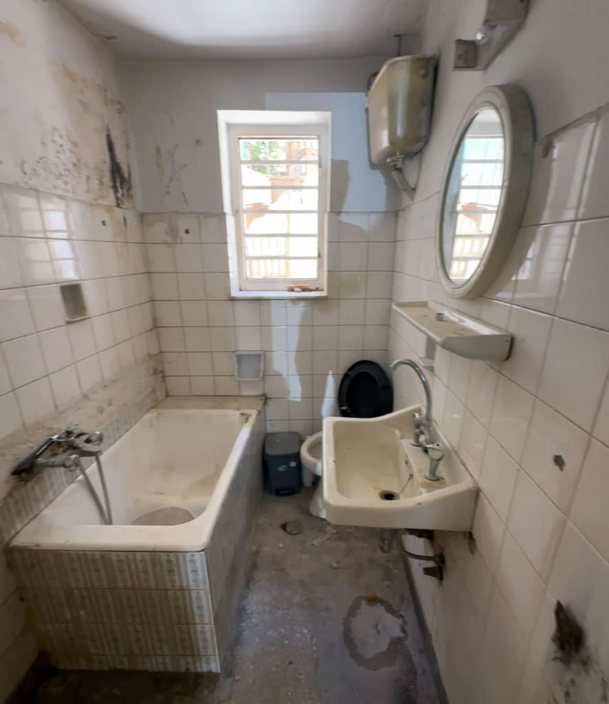 Πριν την ανακαίνιση μπάνιου στην Καλλιθέα με παλιά πλακάκια, μπανιέρα και σημάδια υγρασίας