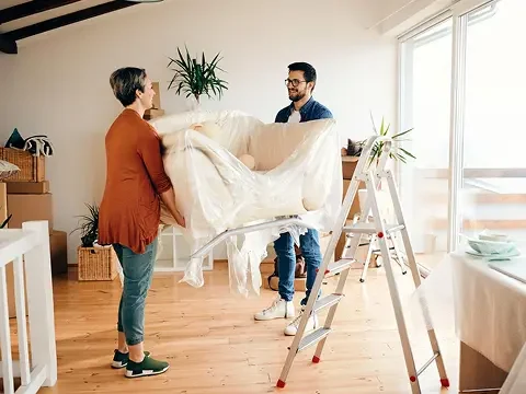 Ανακαίνιση σπιτιού με προστασία επίπλων κατά τη διάρκεια των εργασιών