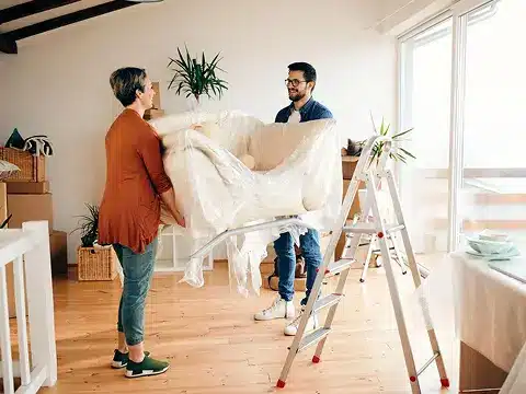 Ανακαίνιση σπιτιού με προστασία επίπλων κατά τη διάρκεια των εργασιών