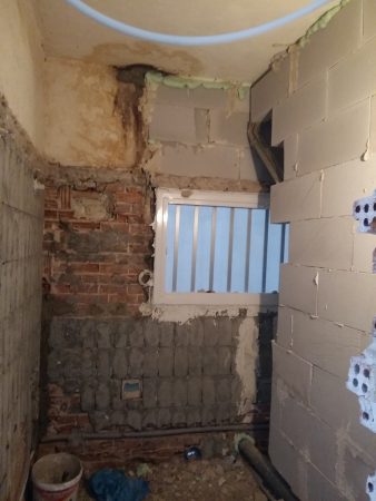 Κατασκευαστικές εργασίες και αποξήλωση σε ολική ανακαίνιση μπάνιου στη Νίκαια