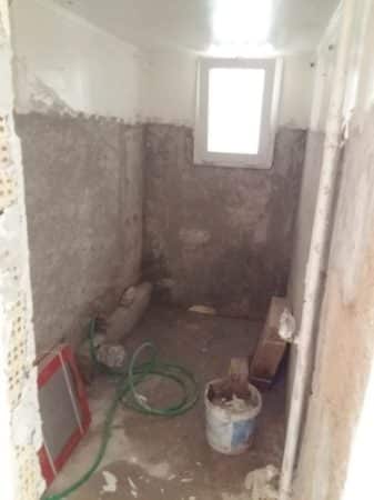 Μπάνιο έτοιμο για τοποθέτηση πλακιδίων σε ανακαίνιση στα Πετράλωνα