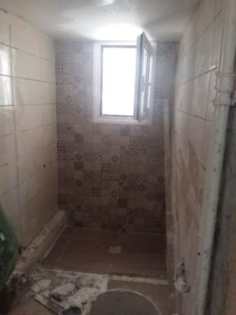 Τοποθέτηση πλακιδίων μπάνιου κατά τη διάρκεια ανακαίνισης στα Πετράλωνα