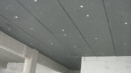 τοποθέτηση μονωτικών πλακών στην οροφή για θερμομόνωση ταράτσας