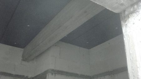 θερμομόνωση ταράτσας με μονωτικές πλάκες στην οροφή πολυκατοικίας