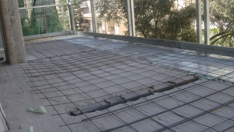 Οπλισμός με σιδηρόβεργες σε προέκταση μπαλκονιού πριν τη σκυροδέτηση