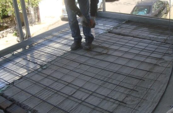 Οπλισμός δαπέδου σε προσθήκη μπαλκονιού με σιδηροκατασκευή