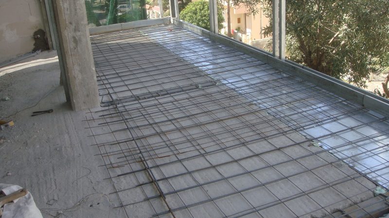 Οπλισμός με σιδηροκατασκευή σε προέκταση μπαλκονιού πριν τη σκυροδέτηση