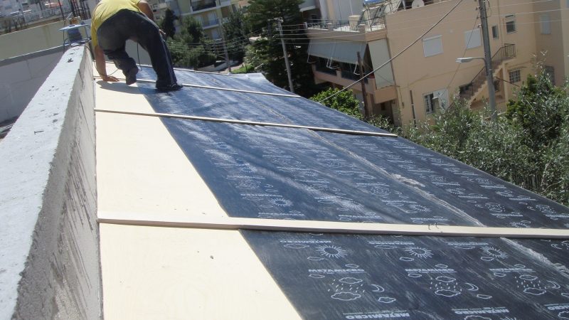 Τοποθέτηση θερμομονωτικών πλακών σε κατασκευή σκεπής πριν τη στεγανοποίηση