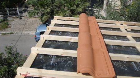 Τοποθέτηση κεραμιδιών σε ξύλινη κατασκευή σκεπής με στεγανοποίηση