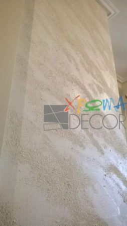 λεπτομέρεια τεχνοτροπίας Instinto σε κολόνα σαλονιού σε ανακαίνιση κατοικίας στον Ταύρο