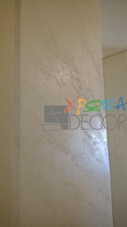 υφή τεχνοτροπίας Instinto σε κολόνα σαλονιού σε ανακαίνιση κατοικίας στον Ταύρο