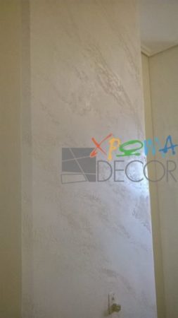 διακοσμητική τεχνοτροπία Instinto σε κολόνα σαλονιού σε ανακαίνιση κατοικίας στον Ταύρο