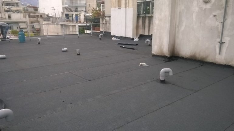 Μόνωση ταράτσας με ασφαλτόπανο σε πολυκατοικία