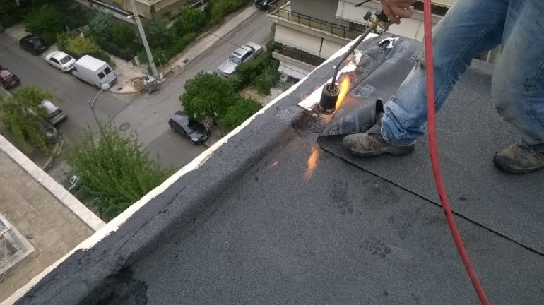 τοποθέτηση ασφαλτόπανου με φλόγιστρο σε ταράτσα