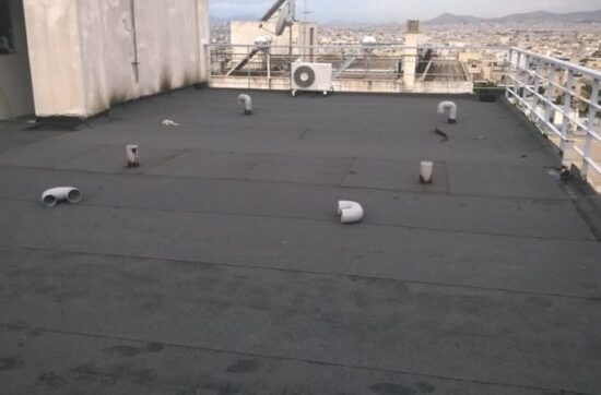 υγρομόνωση ταράτσας με ασφαλτόπανα σε πολυκατοικία στην Αθήνα