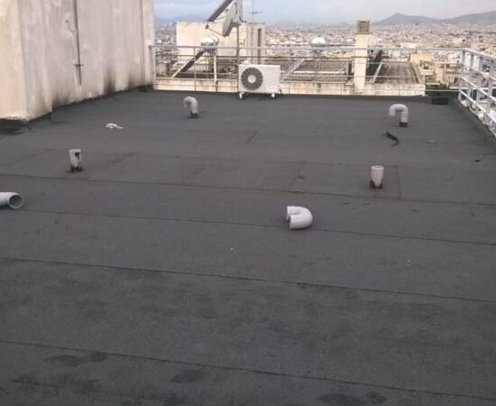 υγρομόνωση ταράτσας με ασφαλτόπανα σε πολυκατοικία στην Αθήνα