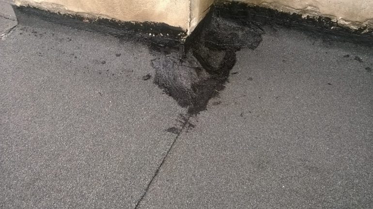στεγανοποίηση γωνίας ταράτσας με ασφαλτόπανο