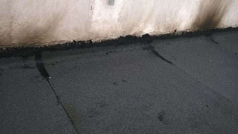 υγρομόνωση ταράτσας με ασφαλτόπανα στη γωνία τοίχου