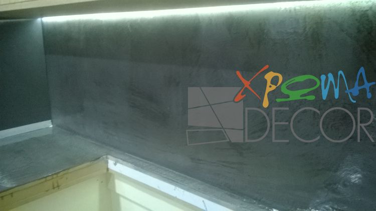 Πατητή τσιμεντοκονία σε πλάτη κουζίνας με κρυφό φωτισμό LED