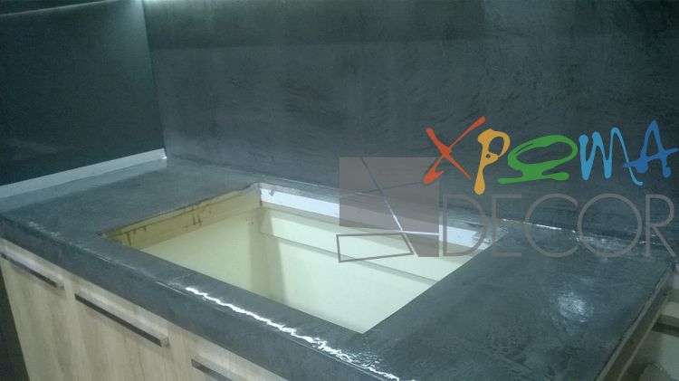 Πατητή τσιμεντοκονία σε πάγκο κουζίνας με ενσωματωμένο νεροχύτη