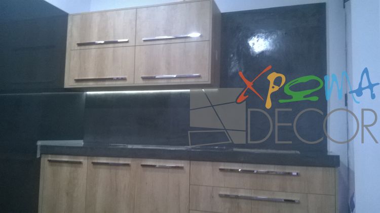 Πατητή τσιμεντοκονία σε κουζίνα με πάγκο και πλάτη σε γκρι απόχρωση