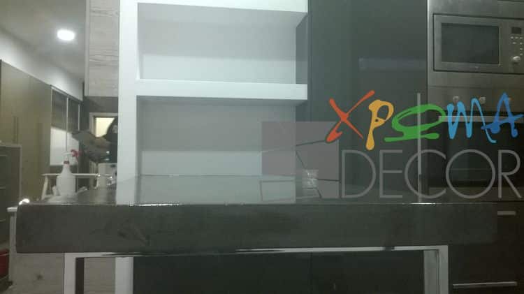 Πατητή τσιμεντοκονία σε πάσο κουζίνας με ενιαίο μοντέρνο φινίρισμα