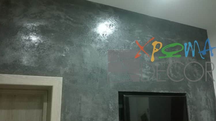 Πατητή τσιμεντοκονία σε τοίχο με γυαλιστερό φινίρισμα – μοντέρνο industrial design