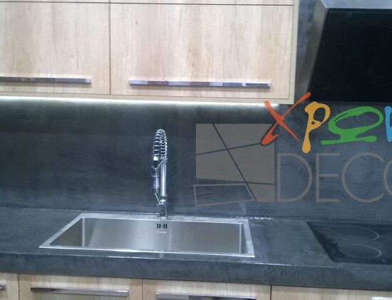 Πατητή τσιμεντοκονία σε πάγκο και πλάτη κουζίνας με μοντέρνο industrial φινίρισμα