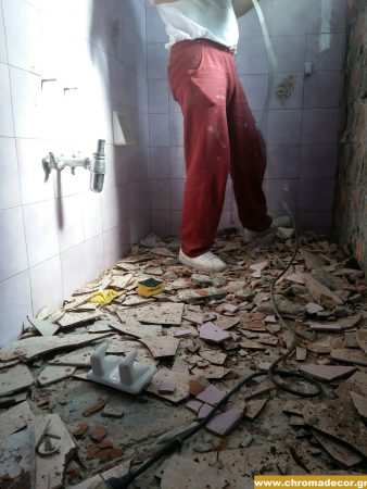 Εργασίες αποξήλωσης παλιών πλακιδίων σε μικρό μπάνιο πριν την ανακαίνιση