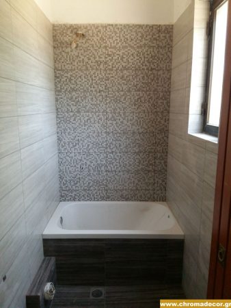 Μπανιέρα σε μικρό μπάνιο με μωσαϊκό πλακάκι και φυσικό φωτισμό