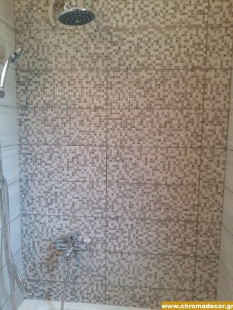 Ανακαίνιση μικρού μπάνιου με μπανιέρα και πλακάκια μωσαϊκού