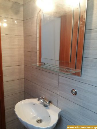 Ανακαίνιση μικρού μπάνιου με νέο νιπτήρα και καθρέφτη