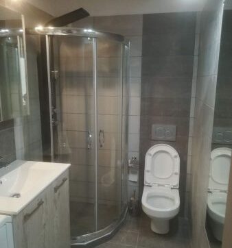 Ανακαίνιση μπάνιου στο Λαγονήσι – τελικό αποτέλεσμα με καμπίνα ντουζιέρας και κρεμαστή λεκάνη