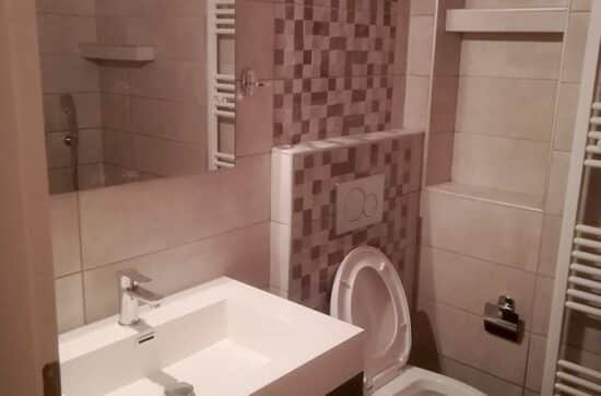 Ανακαίνιση μπάνιου στα Κάτω Πατήσια με κρεμαστή λεκάνη και μοντέρνα πλακίδια