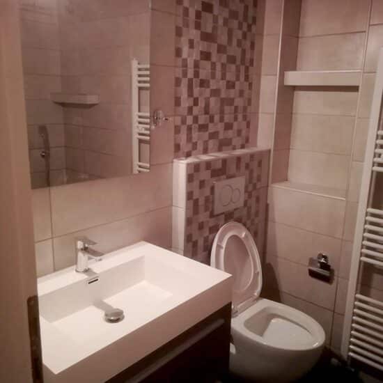 Ανακαίνιση μπάνιου στα Κάτω Πατήσια με κρεμαστή λεκάνη και μοντέρνα πλακίδια