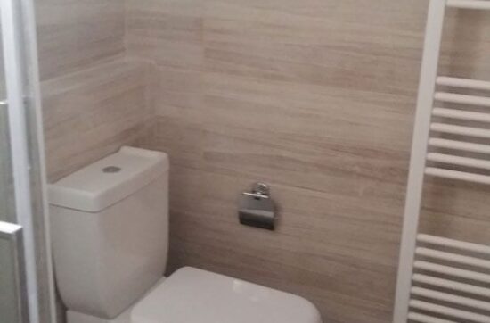 Ανακαίνιση μπάνιου στο Νέο Φάληρο από την Chroma Decor με σύγχρονα πλακάκια και μοντέρνα είδη υγιεινής