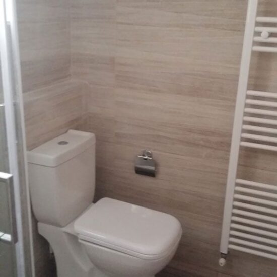 Ανακαίνιση μπάνιου στο Νέο Φάληρο από την Chroma Decor με σύγχρονα πλακάκια και μοντέρνα είδη υγιεινής