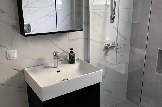 Ανακαίνιση μπάνιου στον Άλιμο με νιπτήρα και καμπίνα ντουζιέρας