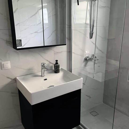 Ανακαίνιση μπάνιου στον Άλιμο με νιπτήρα και καμπίνα ντουζιέρας