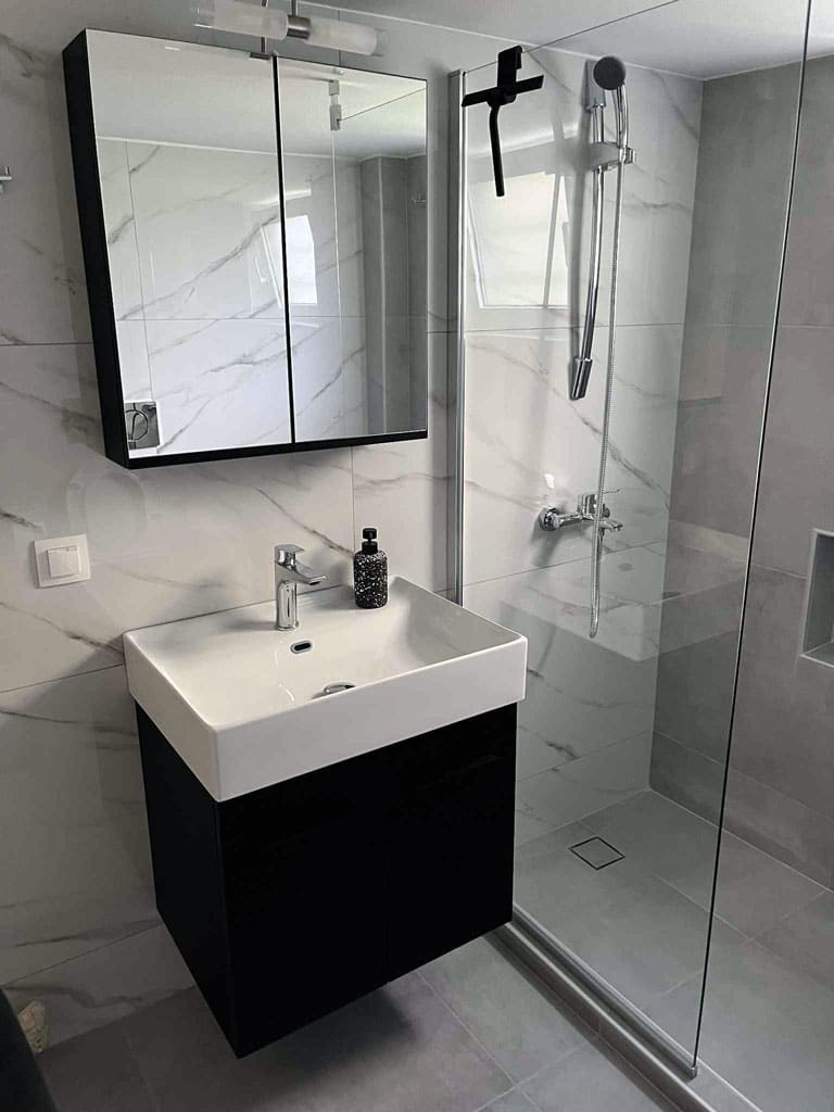 Ανακαίνιση μπάνιου στον Άλιμο με καμπίνα ντουζιέρας και μοντέρνα πλακάκια