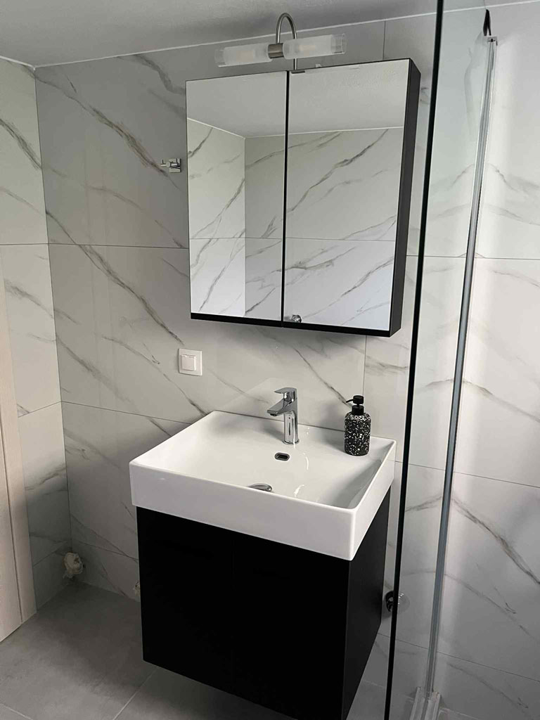 Ανακαίνιση μπάνιου στον Άλιμο με μοντέρνο νιπτήρα, καθρέφτη και πλακάκια marble από την Chroma Decor