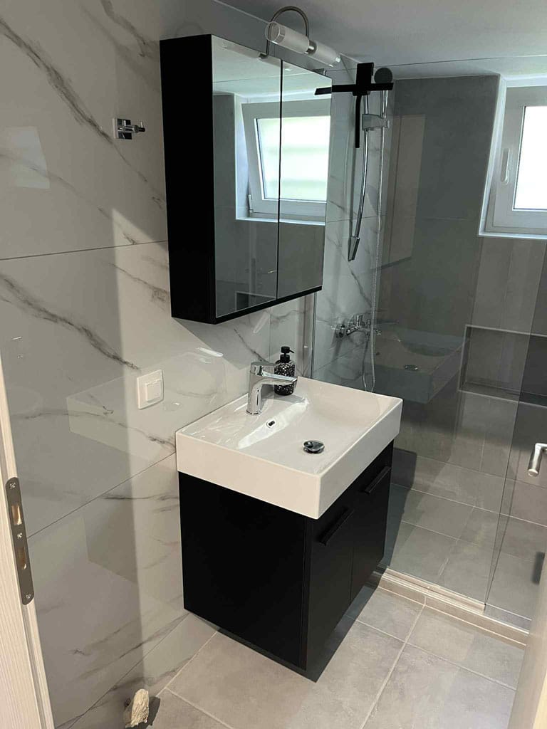 Ανακαινισμένο μπάνιο στον Άλιμο με νιπτήρα, καθρέφτη και καμπίνα ντουζιέρας από την Chroma Decor