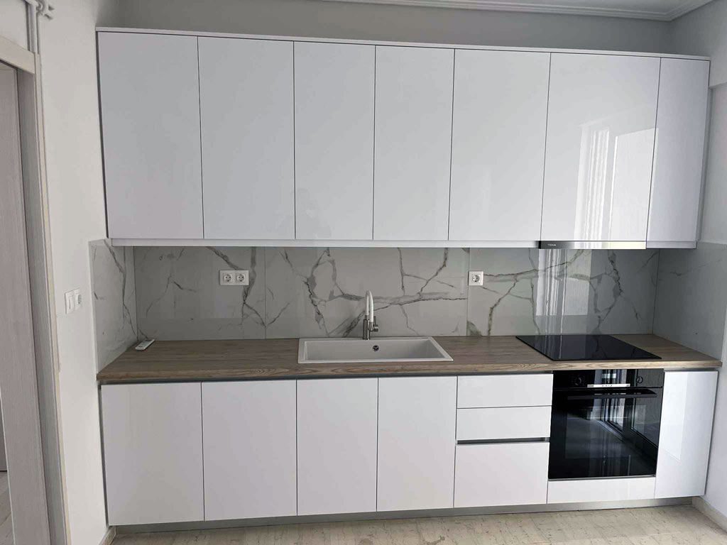 Ανακαίνιση κουζίνας στον Άλιμο με λευκά ντουλάπια, backsplash πλακάκι και εντοιχισμένο φούρνο από την Chroma Decor